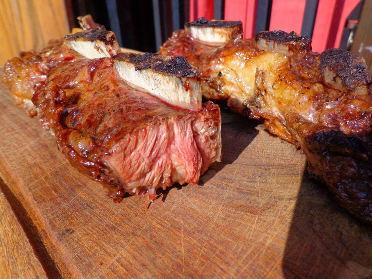 Chuletón de buey a la parrilla con salsa de mostaza