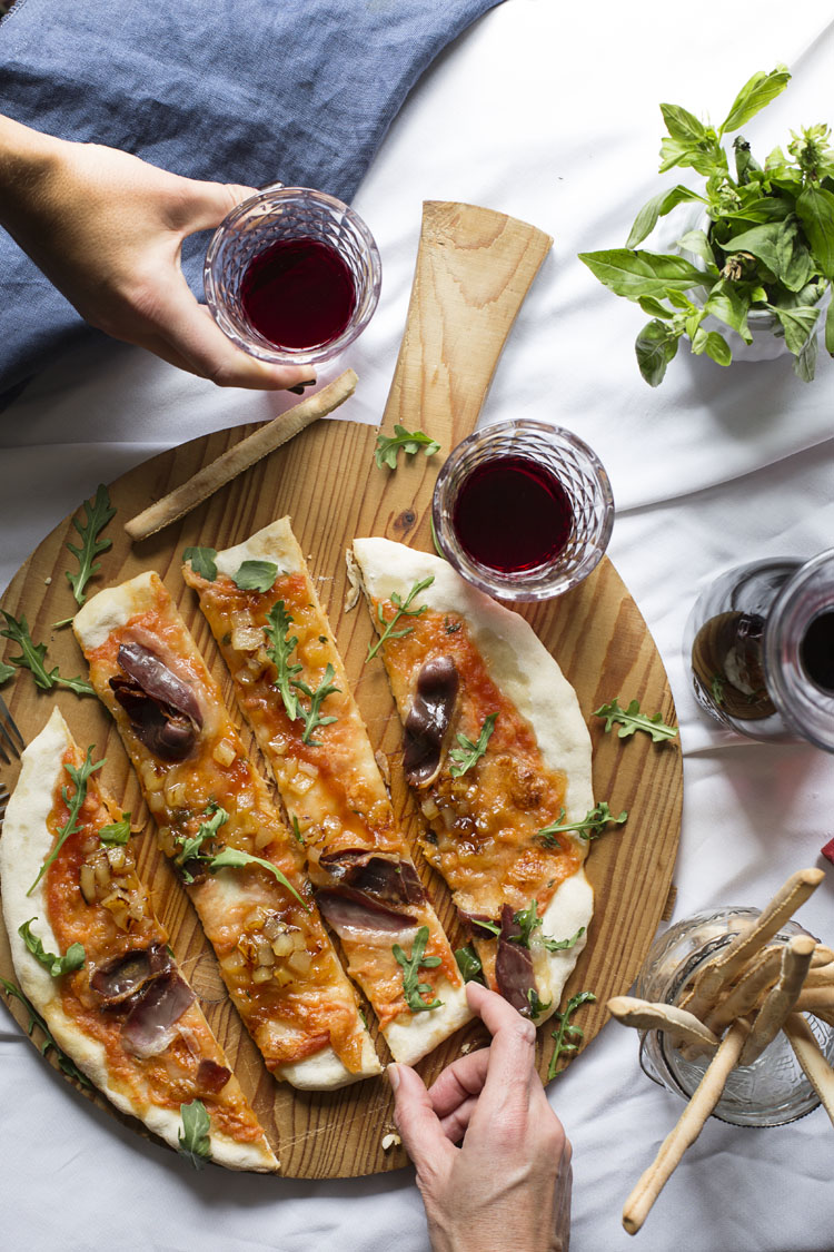Pizza de jamón y rúcula estilo italiano