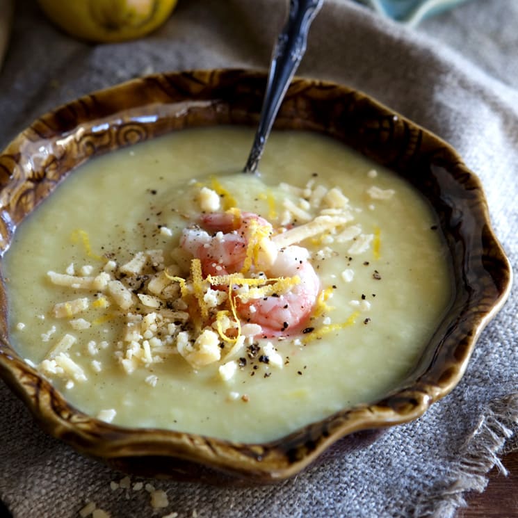 Porrusalda con crujiente de queso parmesano