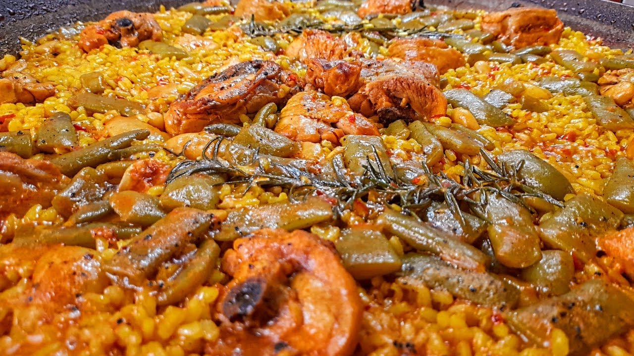 Paella Valenciana con pollo y conejo