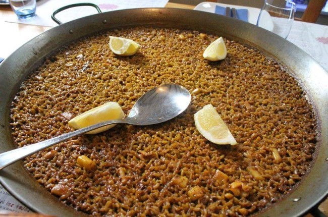 Arrossejat de pescado y alcachofas