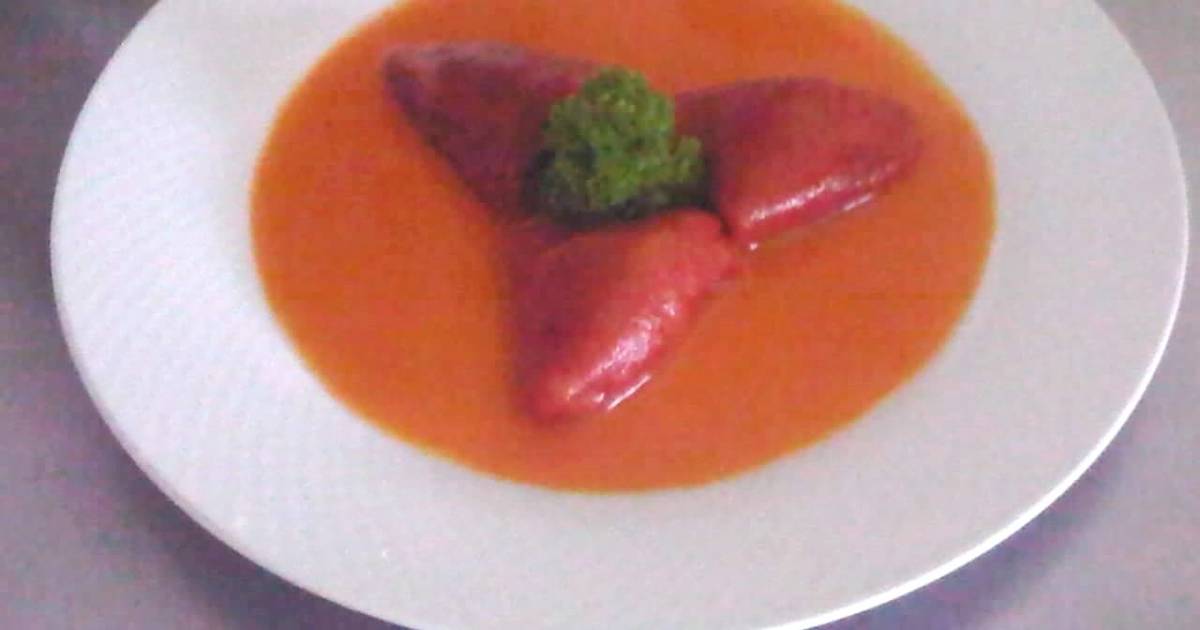 Pimientos de piquillo rellenos de bacalao en salsa de tomate
