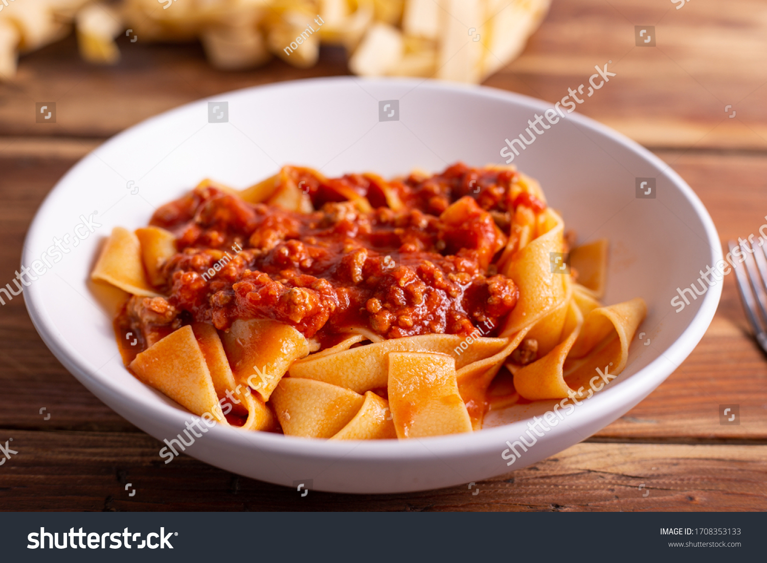 Pappardelle con salsa de jabalí y pimientos rojos asados