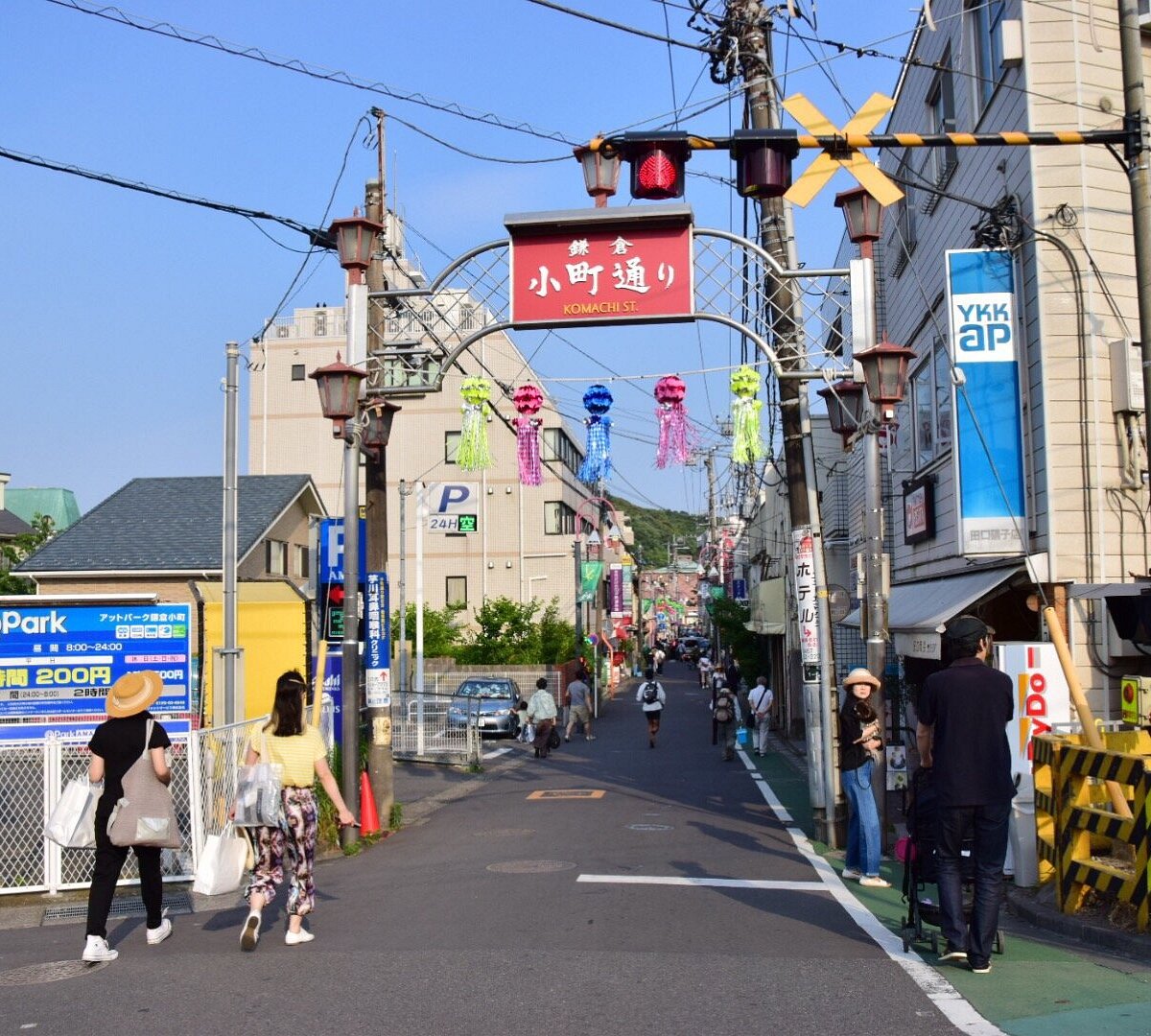 Stroll along Komachi-dori Street