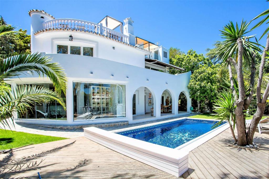 Elegant Villa with Outdoor Jacuzzi