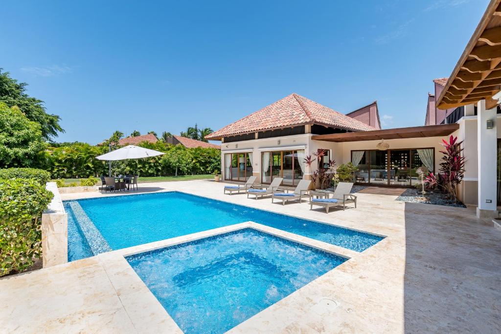 Villa with Private Pool and Jacuzzi