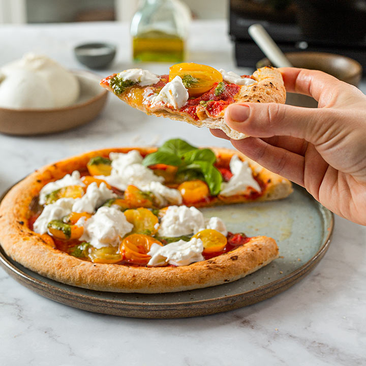 Pizza Napolitana con Tomate Seco y Albahaca