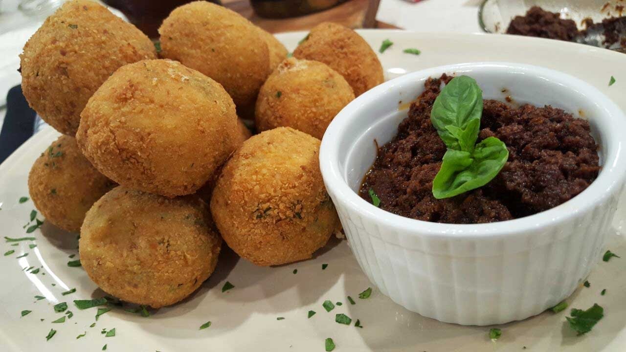 Croquetas de pollo con pesto de albahaca