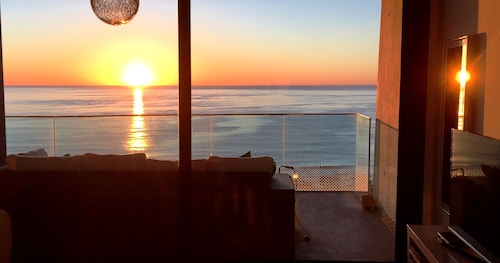 Beachfront Villa with Direct Access to the Sea