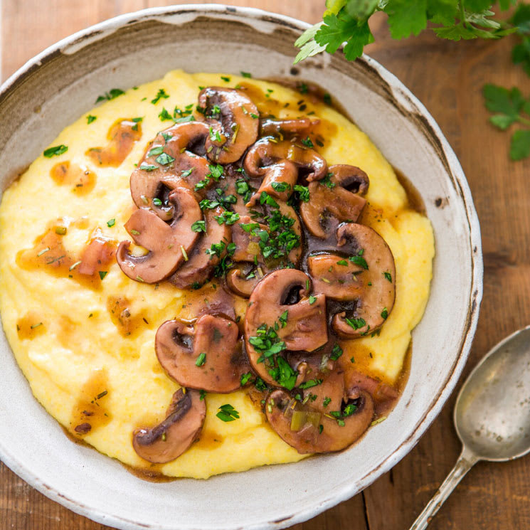 Polenta con salsa de hongos y trufa