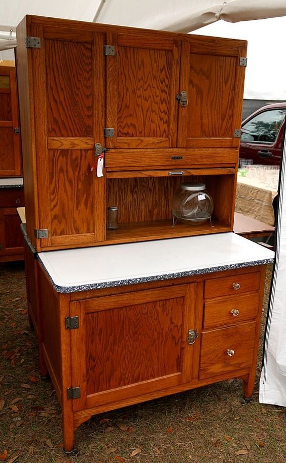 Rustic Retro Kitchen with Glass-Front Cabinet Drawers