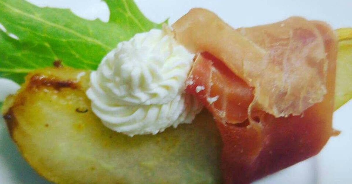 Pizza de jamón crudo y melón con pimiento rojo