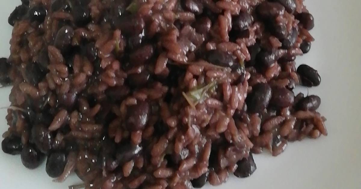 Arroz negro con salmón y alioli de eneldo