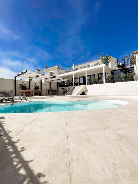 Secluded Villa with Panoramic Mountain Views