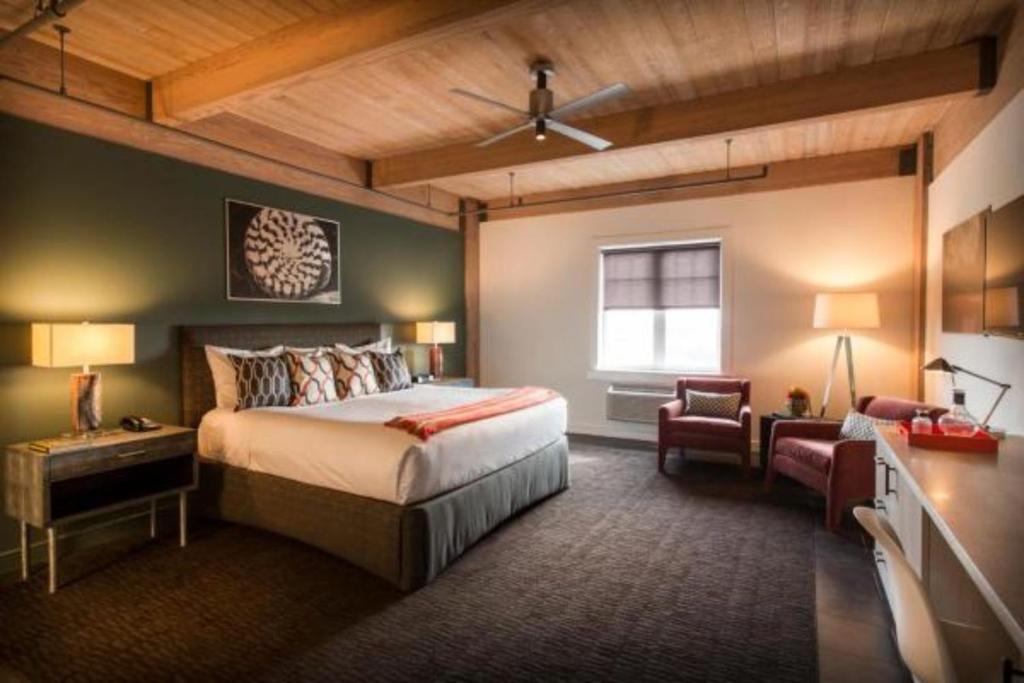 Harbor House Hotel & Marina