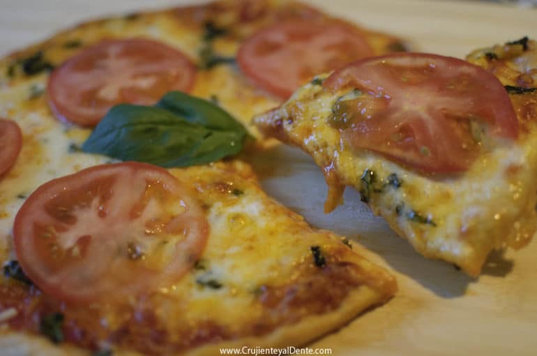 Pizza Caprese con pimiento rojo