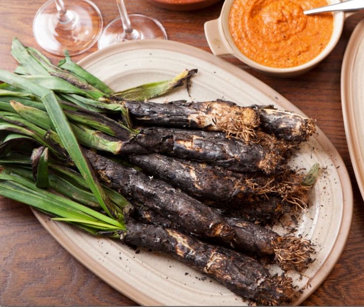 Calçots con salsa romesco