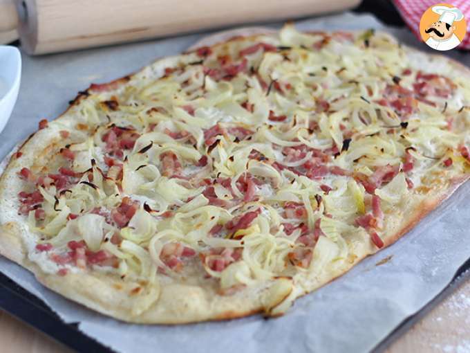 Pizza de patatas y bacon con masa de calabacín