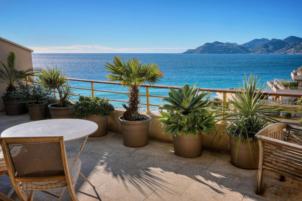 Beachfront Apartment with Panoramic Views