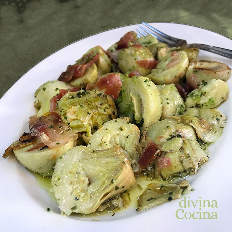 Alcachofas salteadas con jamón y ajo