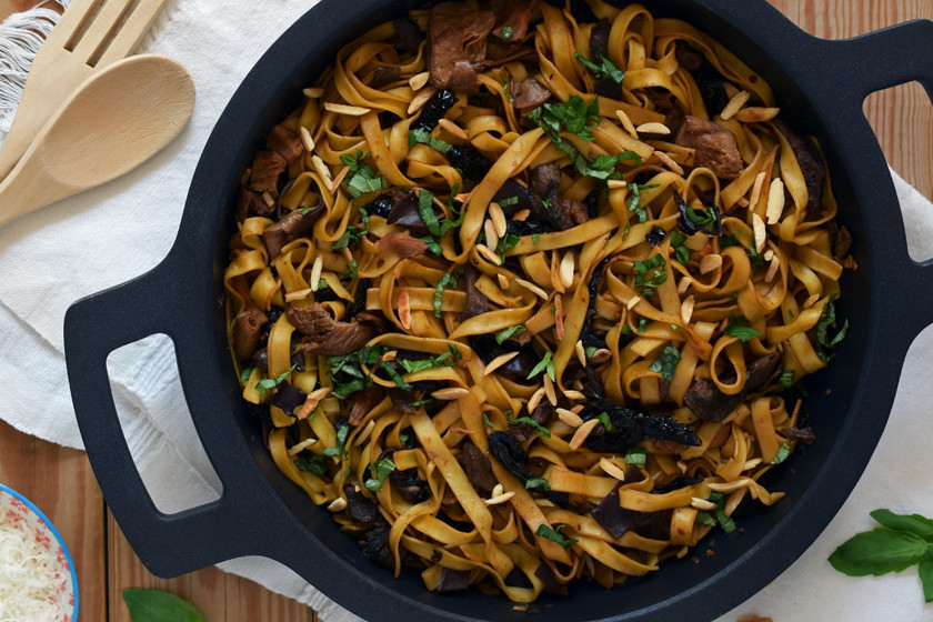 Tagliatelle con salsa de setas y tomate seco