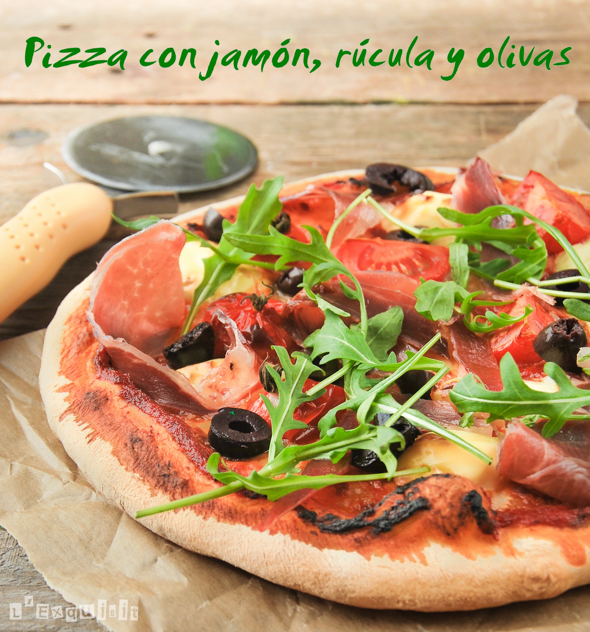 Pizza de jamón y rúcula con masa sin gluten
