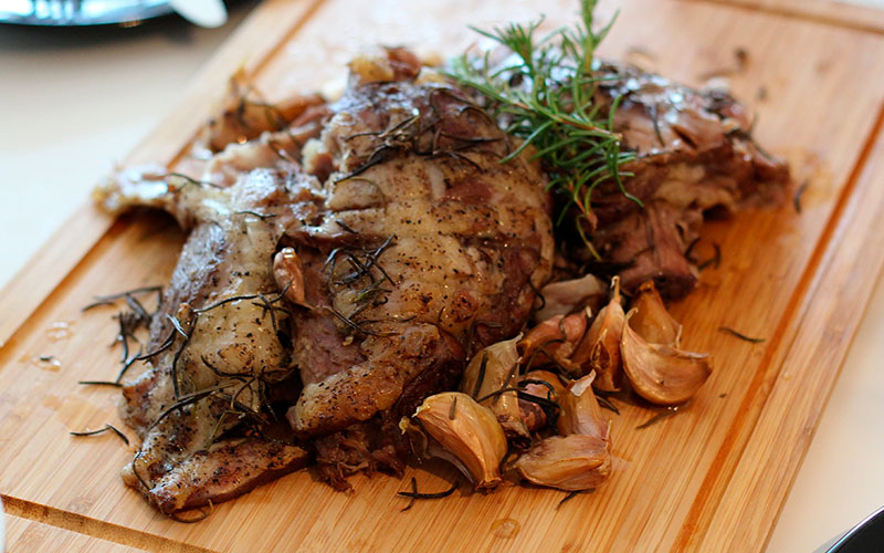 Chuletas de cordero a la brasa con salsa de hierbas