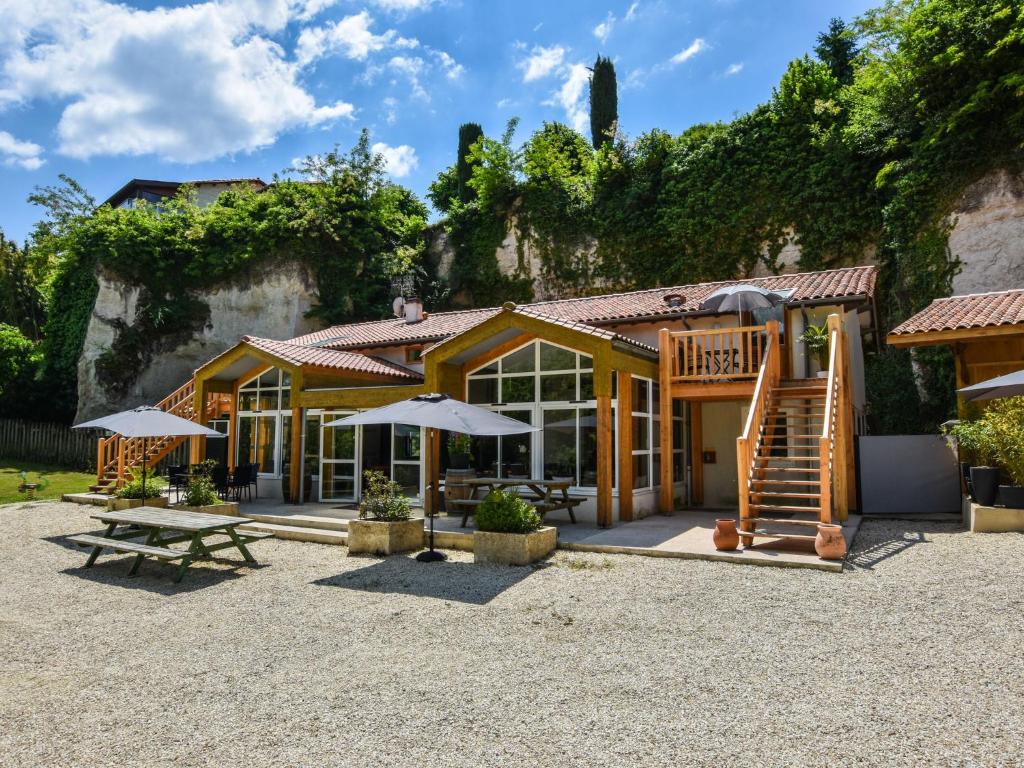 Spacious Villa with Private Garden