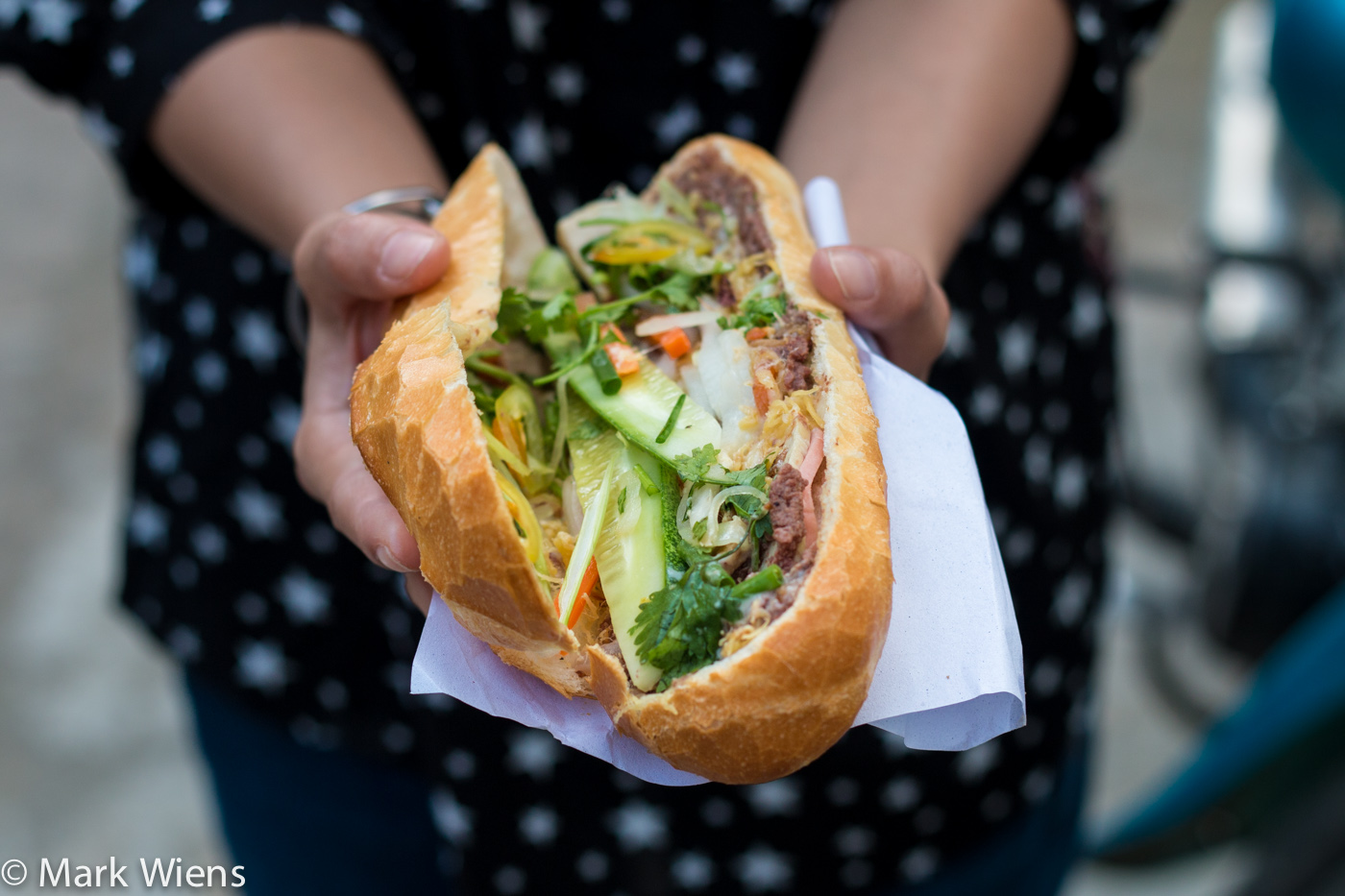 Banh mi op la hot dog