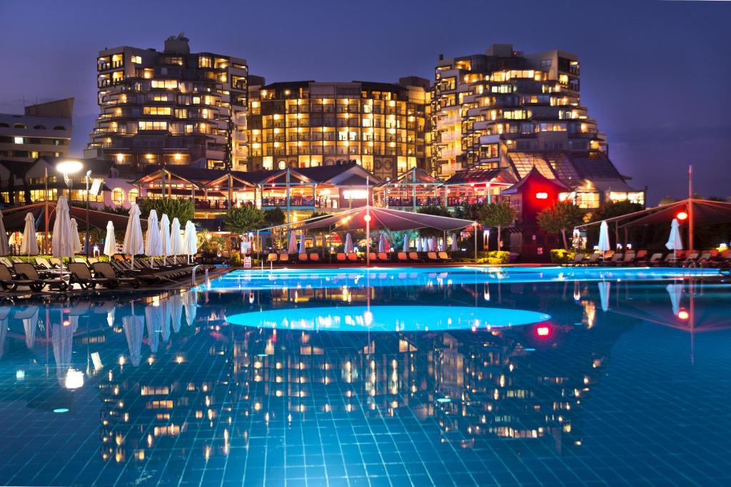 5. Limak Lara De Luxe Hotel