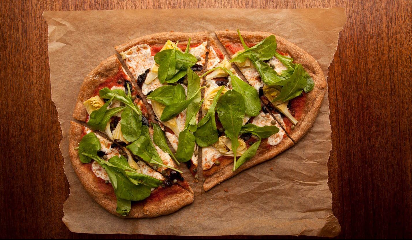 Pizza de aceitunas y alcaparras con masa de maíz