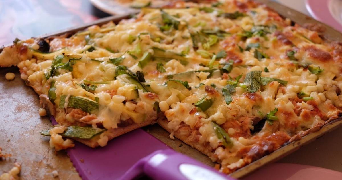 Pizza de atún y cebolla roja con masa de hojaldre