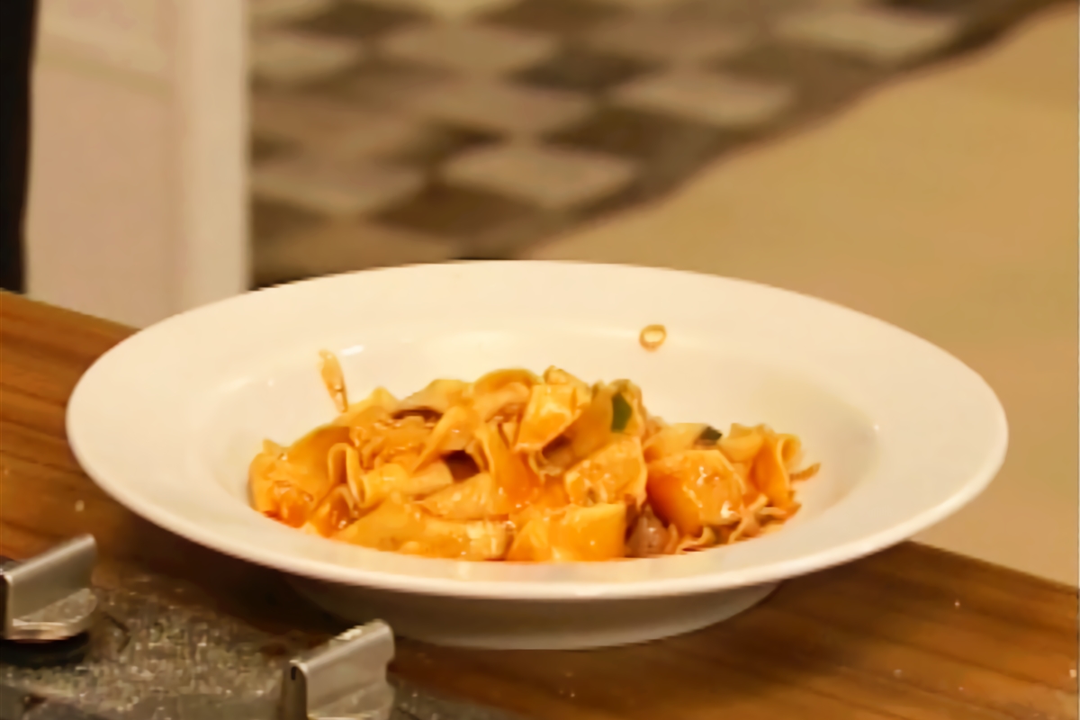 Pappardelle con salsa de jabalí y espárragos