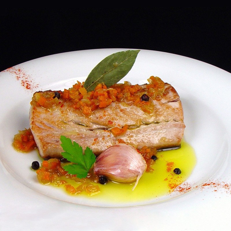 Bonito en escabeche con vino blanco