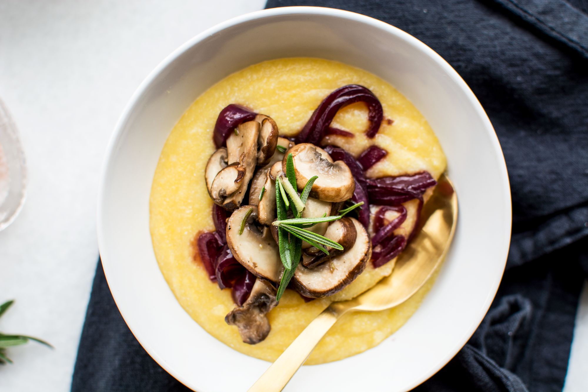 Polenta con hongos y romero