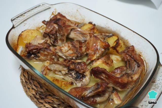 Conejo al ajillo con vino blanco