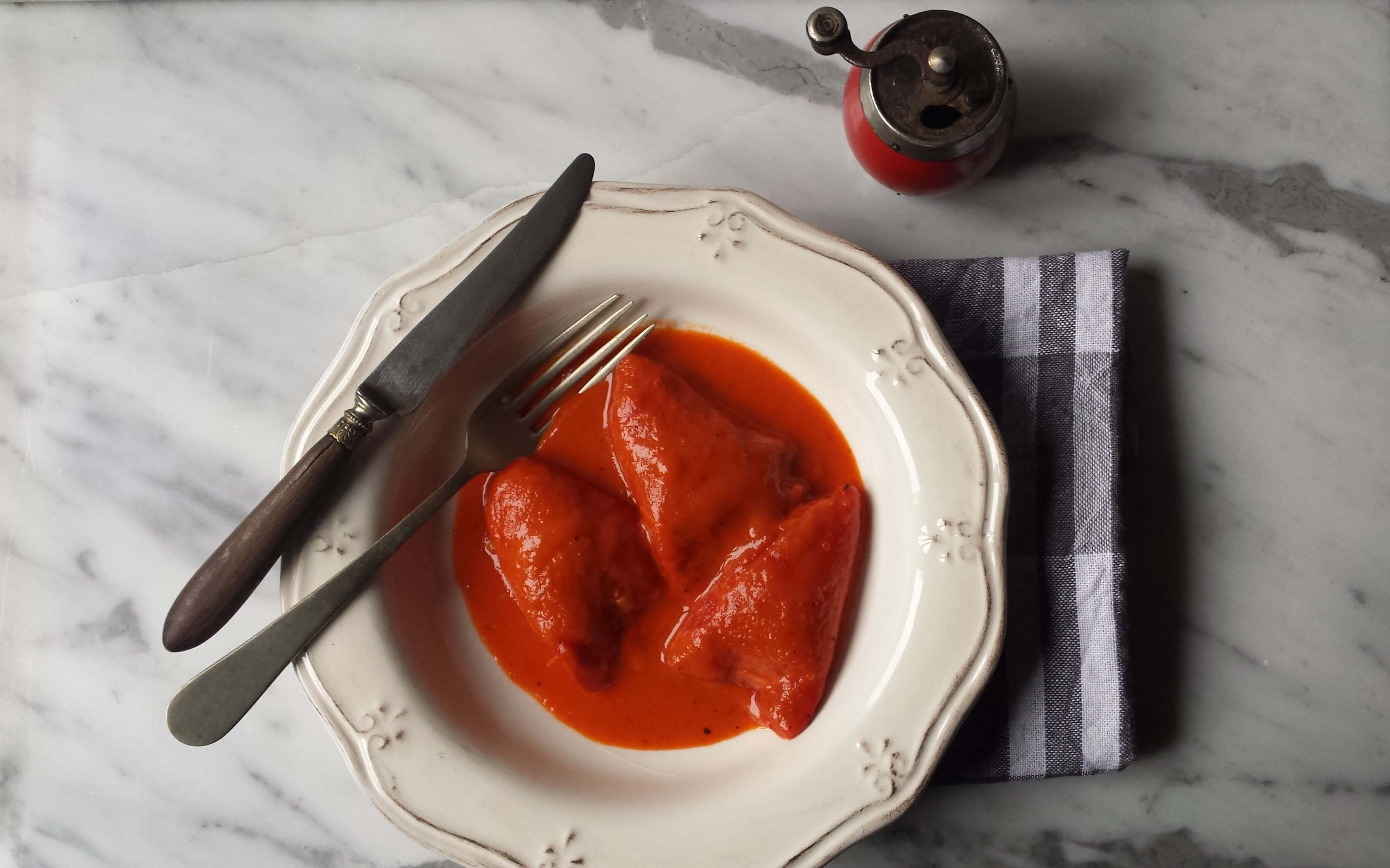 Pimientos de piquillo rellenos de bacalao en salsa de vino blanco
