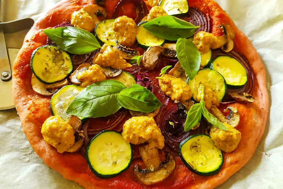 Pizza de atún y cebolla roja con masa de remolacha