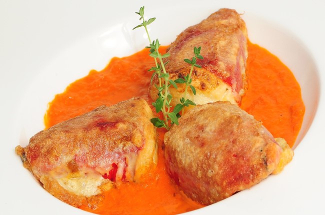 Trucha a la Navarra con salsa de pimientos y espárragos