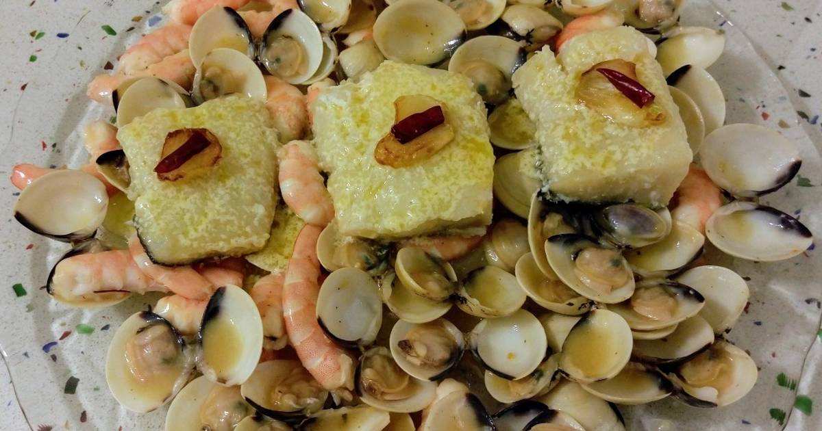 Delicioso Bacalao al pil-pil con gambas y almejas