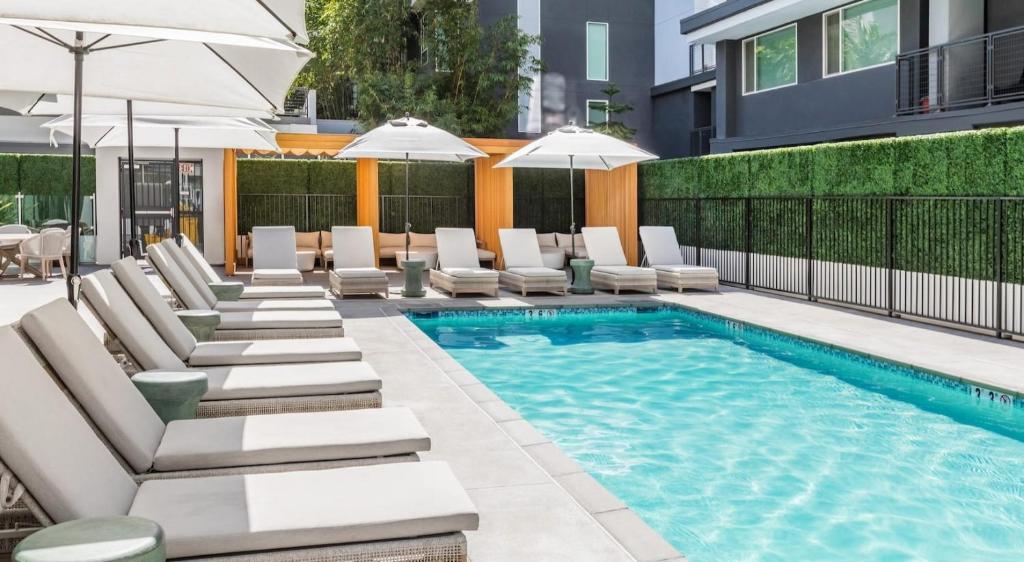 Modern Apartment with Pool