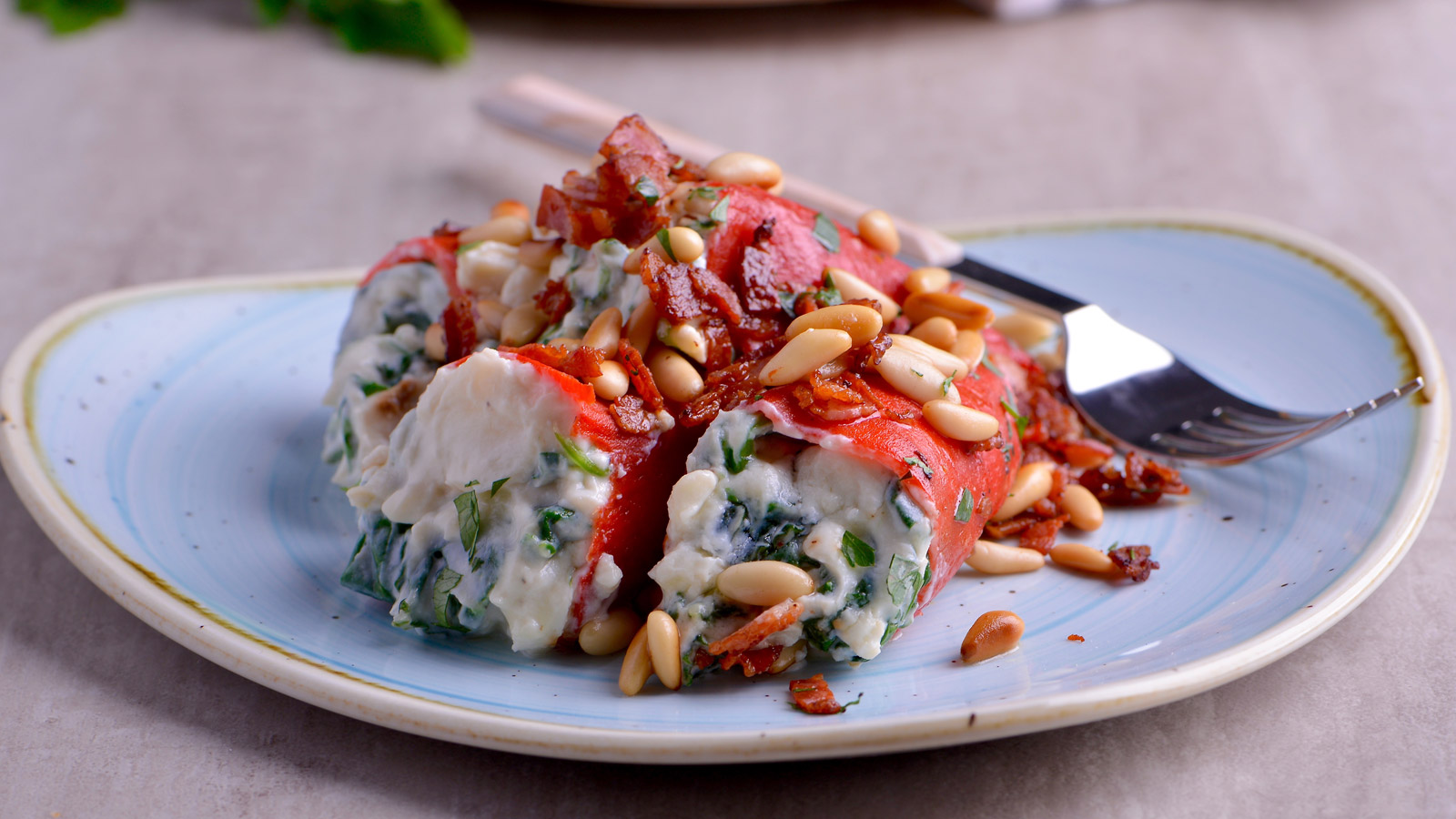 Pimientos del piquillo rellenos de queso de cabra y espinacas