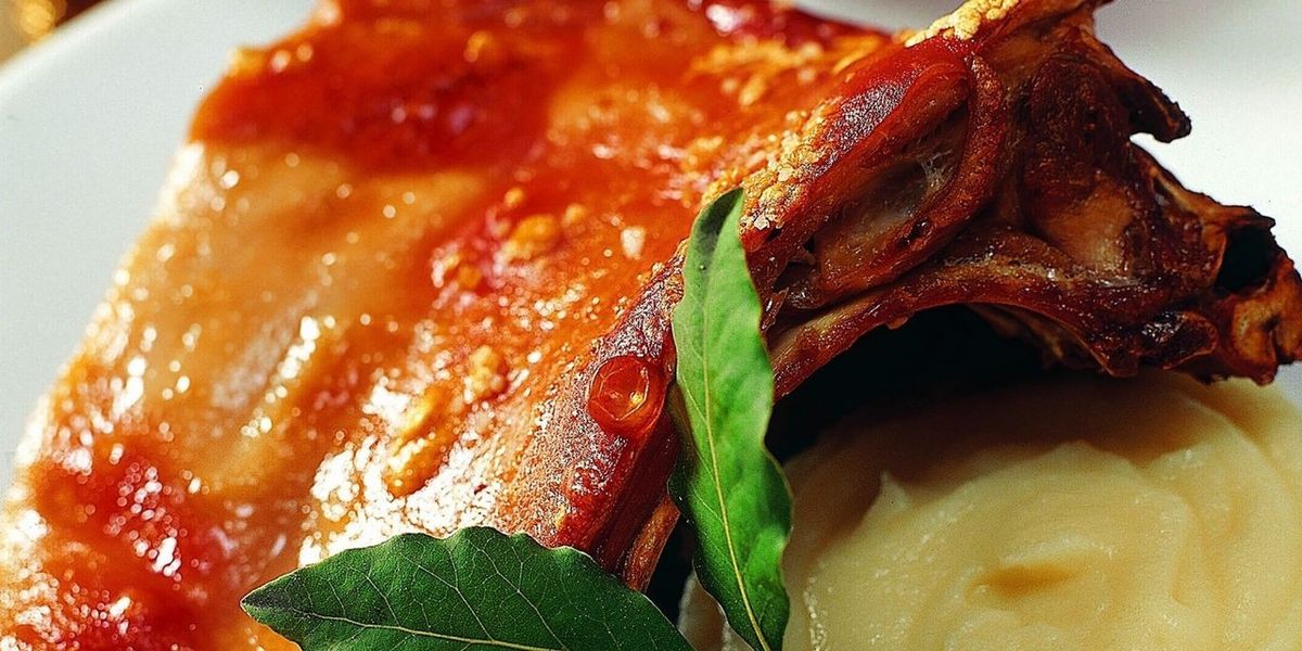 Cochinillo asado con puré de patatas saludable
