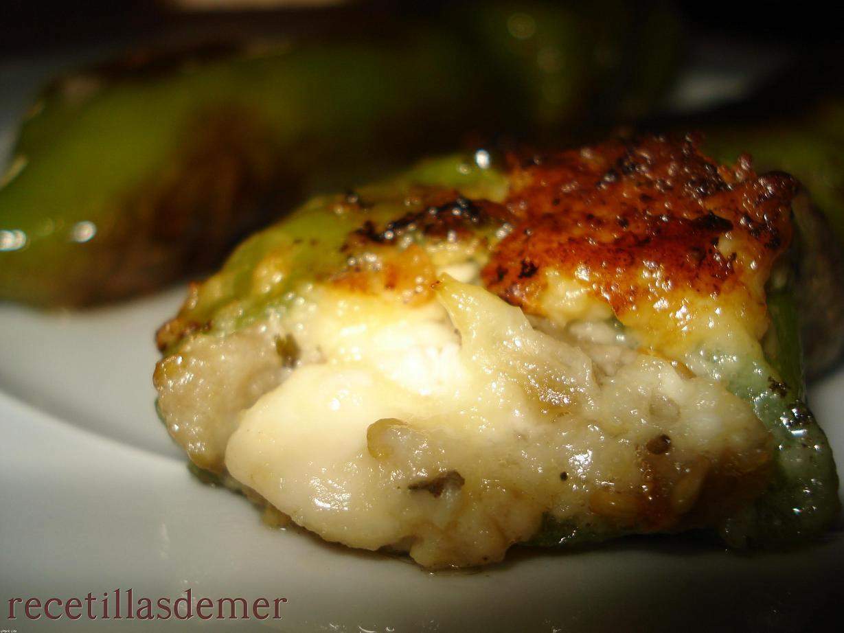 Pimientos del piquillo rellenos de queso de cabra y berenjena