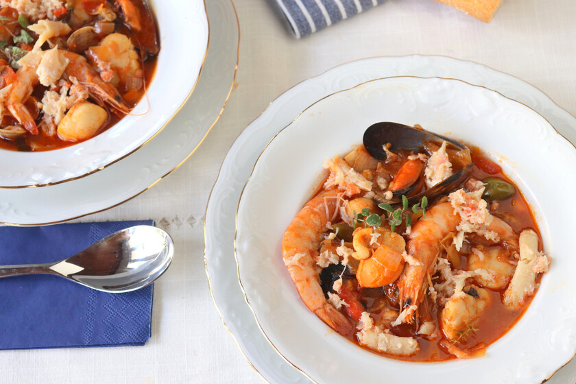 Cioppino de mariscos y pan tostado