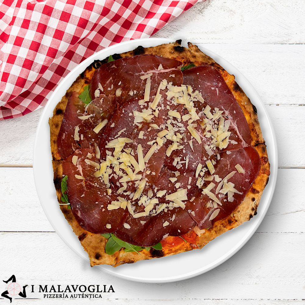Pizza de bresaola, rúcula y pesto