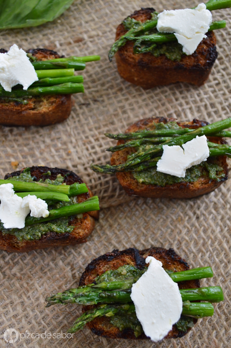 Bruschetta de espárragos y queso parmesano