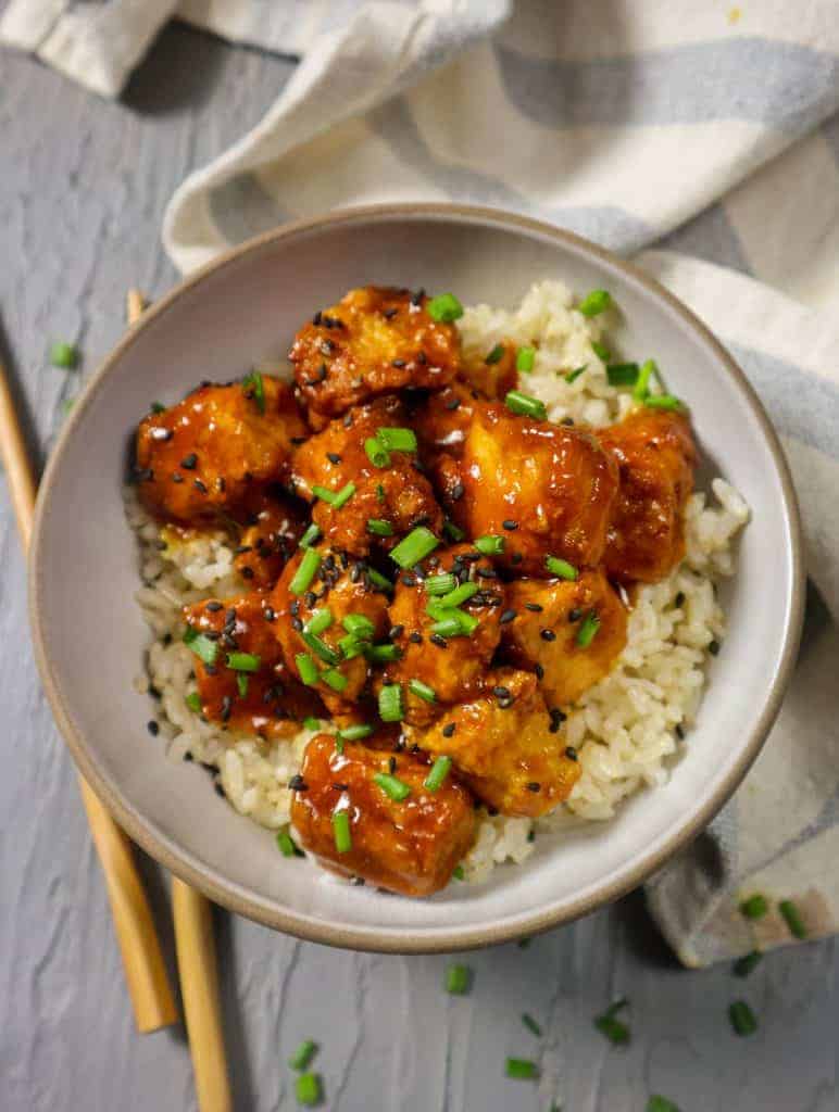 Tofu frito con salsa de chile dulce