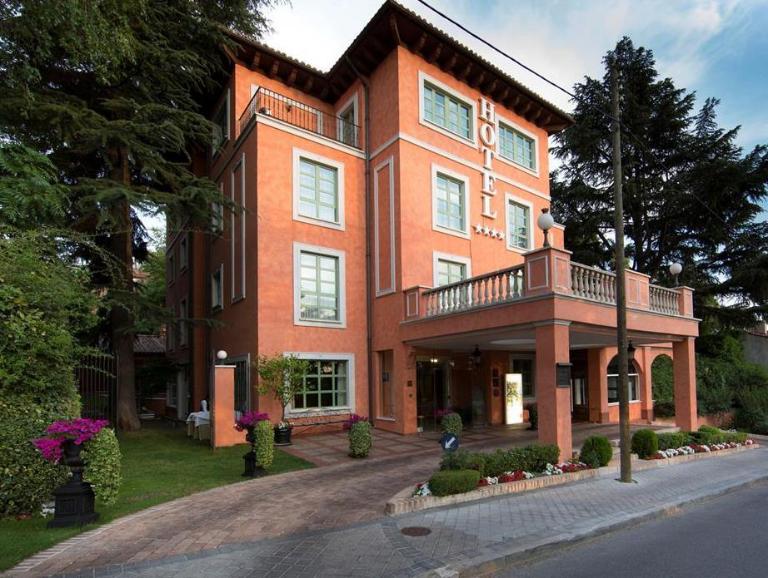 9. El Jardín de los Cedros