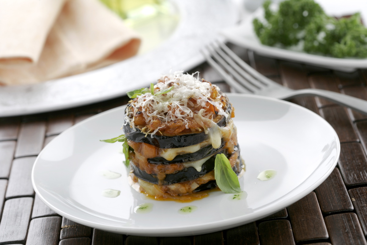 Timbal de berenjena con queso parmesano y albahaca
